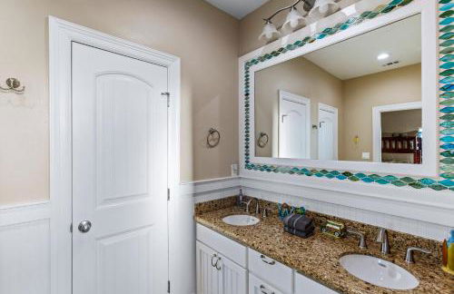 Beachfront Hideaway! Luxury Beachfront, SwimSpa, Game Room, Firepit by Bolivar Vacations - Foto 53