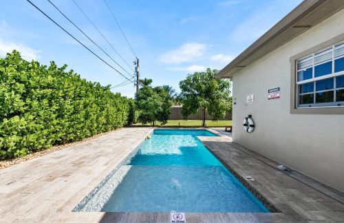 Boho Tiki Villa w Heated Saltwater Pool, King Beds & 6TVs - Photo 47