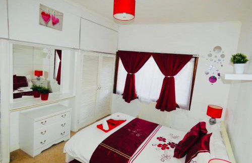 SPACIOUS 3 BED HOUSE WITH PARKING & GOOD TRANSPORT - Photo 4
