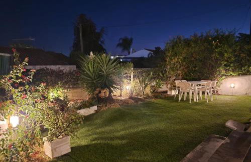 Airy 3br, AC, Garden, 2min Strip, 8min Oura Beach - Foto 14