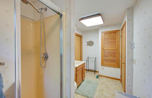 Deck with Water View Coastal Escape Near P-Town! - Foto 23