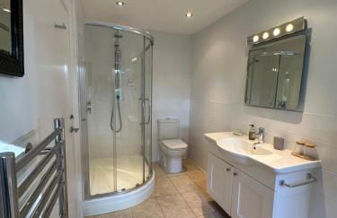 Penarvon House - Stunning Waterfront Escape with Games Room - Foto 27