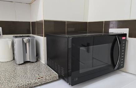 Spacious Entire House with Free Parking Perfect for Relocators Contractors and Long Term Stays - Photo 21