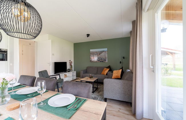 Luxurious Holiday Home With Parking - Photo 18