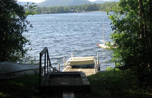 Charming Cabin with Serene Lake Views for a Family Getaway near Pittsfield, Massachusetts - Foto 17