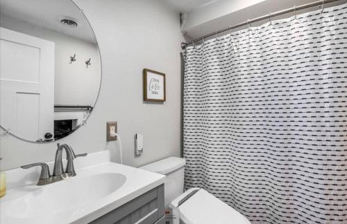 Cozy Lake House with Fireplace, Views, Close to Skiing! - Foto 18