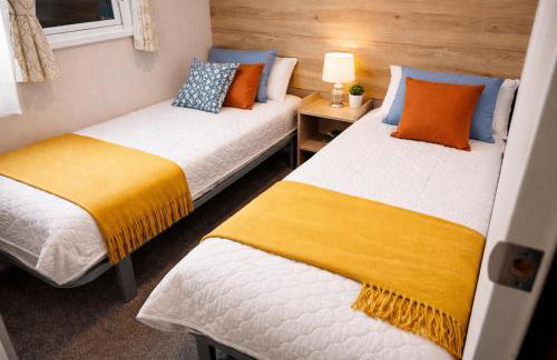 M&B Holiday Home 2025 Cozy Beach side Caravan 4 Beds, 3 Sofa Bed, 7 Sleep, Wifi, Tea and Coffee, Free Parking - Foto 1