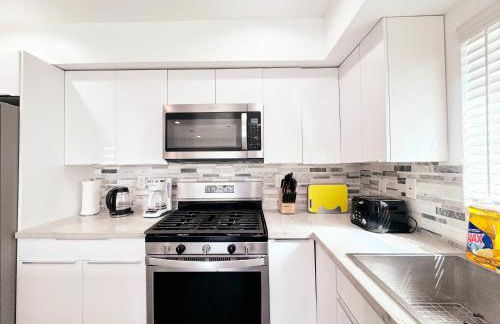 Cozy 3 BR Townhouse with Balcony - Photo 10