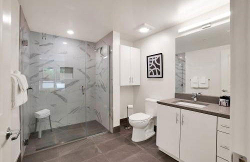 Elevator-King Bed-Walk Downtown-Free Garage Parking-Laundry - Foto 46