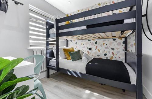 The Ultimate Hangout 4BR Modern House with Garden - Photo 23