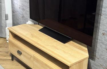 Luxury 2-Bed Apartment,Office with Built-In TV King Bed, Private Entrance and free Parking - Foto 11