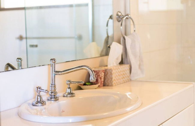 Beautiful 2 Story Manor Close to Beach and all - Foto 56