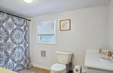 Blue & Gold Retreat sleeps 14 Minutes from ND - Photo 34