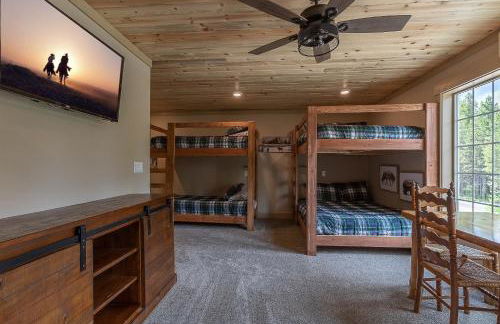 Uncle Chris Cabin by KABINO Air Conditioning Smart TVs Chefs Kitchen Spacious WiFi Grill Bills Island Reservoir Fishing - Foto 33