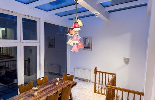 T&K Apartments - 8 Room Detached house - 6 min to Messe DUS - Private Parking - Foto 2