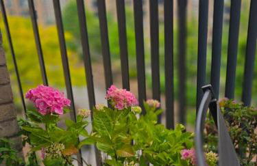 Contemporary 2-bedroom apartment with free gated parking, 2 bathrooms - for families, contractors, travellers for business and leisure - Photo 2