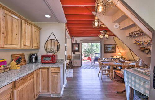 Steps to Lake! Charming Cabin Pool Access and Decks - Foto 13