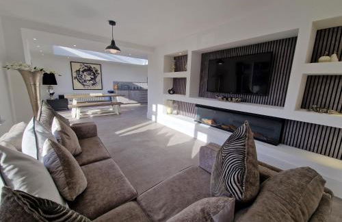 Modern & Spacious 5 Bedroom Bungalow with Parking Near Brecon Beacons & Bike Park Wales - Photo 13