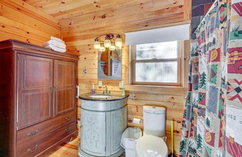 15 Mi to Snowshoe Resort Cabin with Deck and Fire Pit - Foto 14