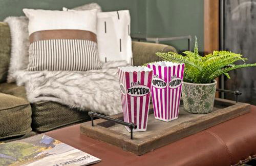 ZigZag Basecamp · Cozy Cabin Perfect for Nature Escapes w/ Hot Tub - Photo 11