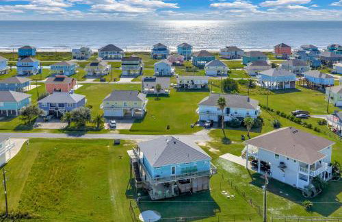 Walk to Shore Crystal Beach Escape with Deck and Bar! - Foto 4