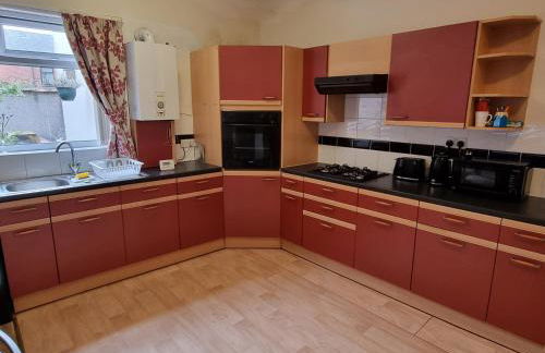 Spacious Apartment Near Rochdale Centre Train Tram Bus Free Parking Fast Wi-Fi - Foto 16