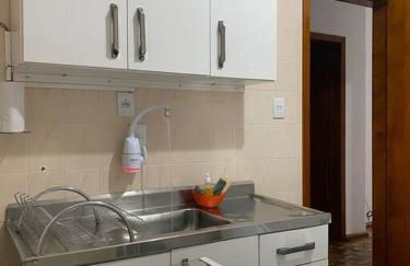 Apto inteiro, central, 1 quarto, bem equipado - Foto 17