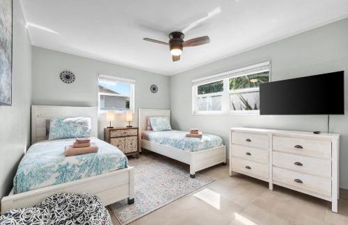 Boho Tiki Villa w Heated Saltwater Pool, King Beds & 6TVs - Photo 41