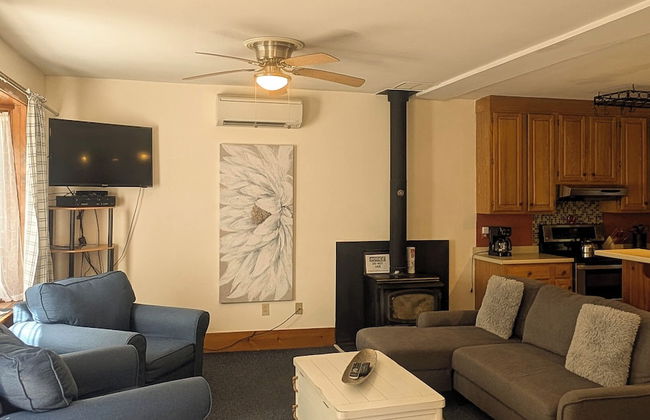 3Bedroom2Bath CarriageHouse Pet Friendly - Photo 9