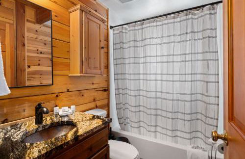 Alpine Retreat at Snoqualmie Pass- 5-Min to Slopes, Private Creek, BBQ, Fireplace, Smart TVs, Kids Games, Hi-Speed Wi-Fi - Foto 27