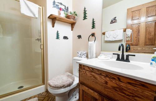 North Shore Lakefront - Spacious Lakefront with Hot Tub, & Game Room - Foto 14