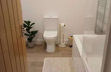 Luxury 1 bed apartment close to Airport and Exhibition centre ideal for short long term stays very cosy nicely furnished for comfort with all mod cons FreeParking on site Free WIFI - Foto 32