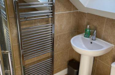 Large, 3 Floors, Quiet, Sleeps 16, 4 Bathrooms, 5 Parking, Semi rural Leicester - Foto 27