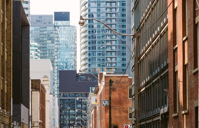 Colourful 2-bedroom Apartment - Foto 25