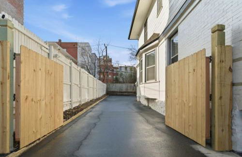 New Modern Updated Secure and Private Home - Foto 55