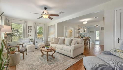 Whimsical Bluebird Cottage Hot Tub Patio Pet Friendly Central Location - Foto 2