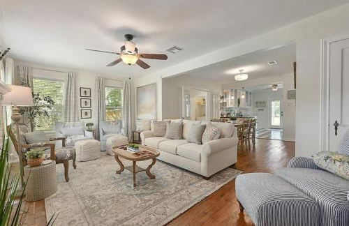 Whimsical Bluebird Cottage Hot Tub Patio Pet Friendly Central Location - Foto 2