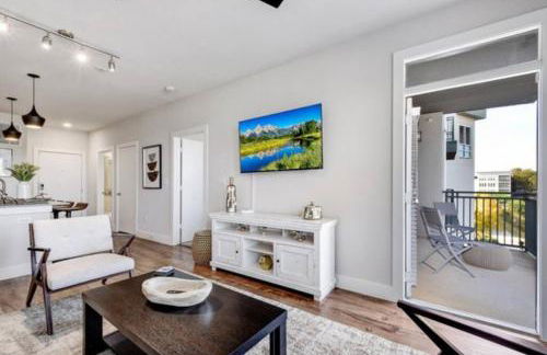 2BR Southtown Apartment FreeParking Wifi Pool Gym - Photo 25