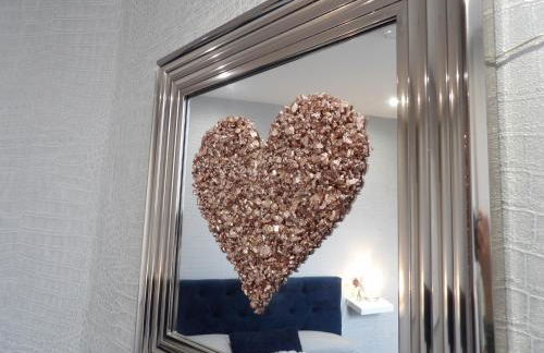 City Convenience, Calm Comfort-- A Stylish One-Bedroom Retreat Just 3 Stops from the Heart of the City - Foto 11