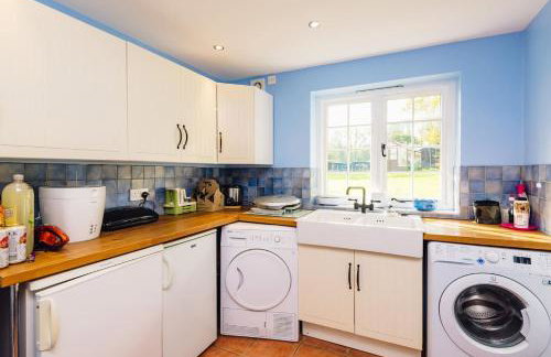 Mid-Wales Farmhouse, swimming pool, tranquil countryside views, sleeps 14 - Foto 50