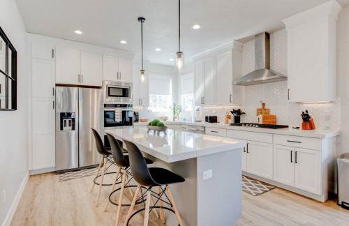 Midway to Heaven! BRAND NEW 5 bed 4.5 bath, HOTTUB - Photo 15