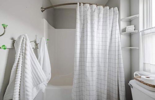 Cozy Downtown Escape Hot tub and Modern Touches - Foto 37