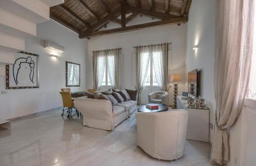 Right House - Characteristic Marina District - Photo 5