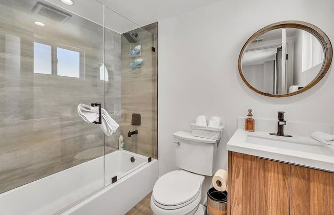 Luxurious Townhome - Photo 32