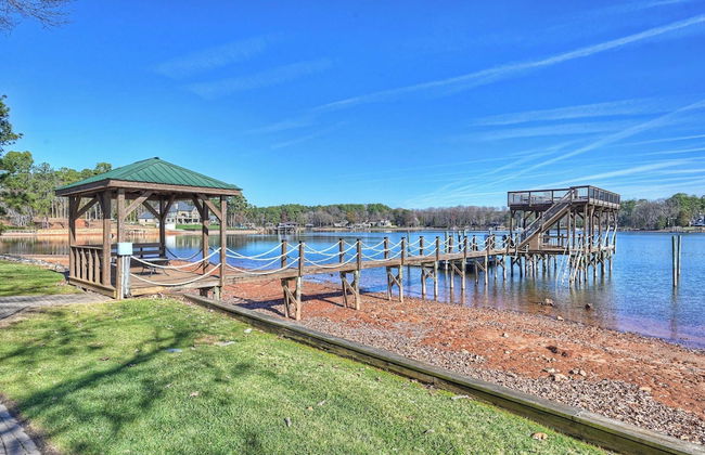 Bear Creek Lodge by Avantstay Lakefront + Dock - Photo 18