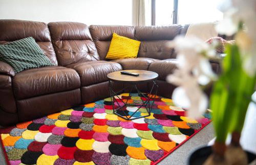 Sunny Beachside Apt with Free Parking - Foto 35