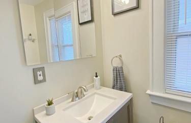 Lux 3BR, Steps from Airport, U of R & Grocery Stores - Foto 9