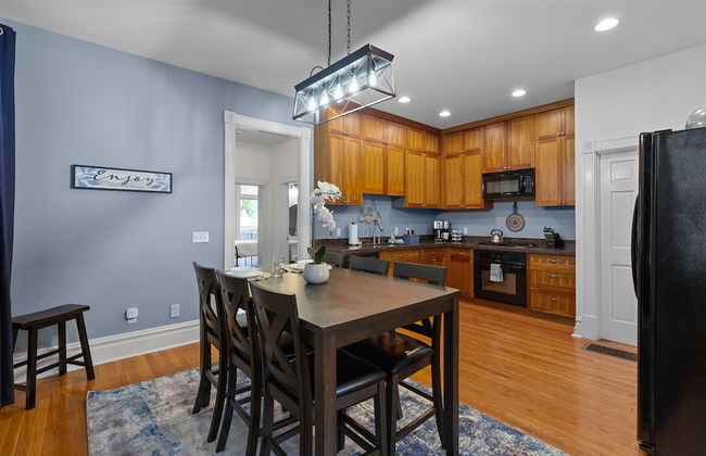 Lovely Historic Home in St Louis - JZ Vacation Rentals - Photo 4