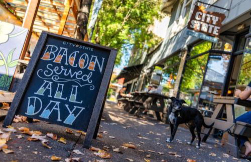 Stay Portland - PDX Art Deco Lounge - Local Eateries, Bars & Shops - Photo 22