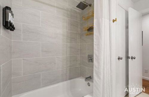 Near BBQ, Coffee More in Brentwood Pet-Friendly 2BR 1BA Condo By Austin Vacay - Foto 28